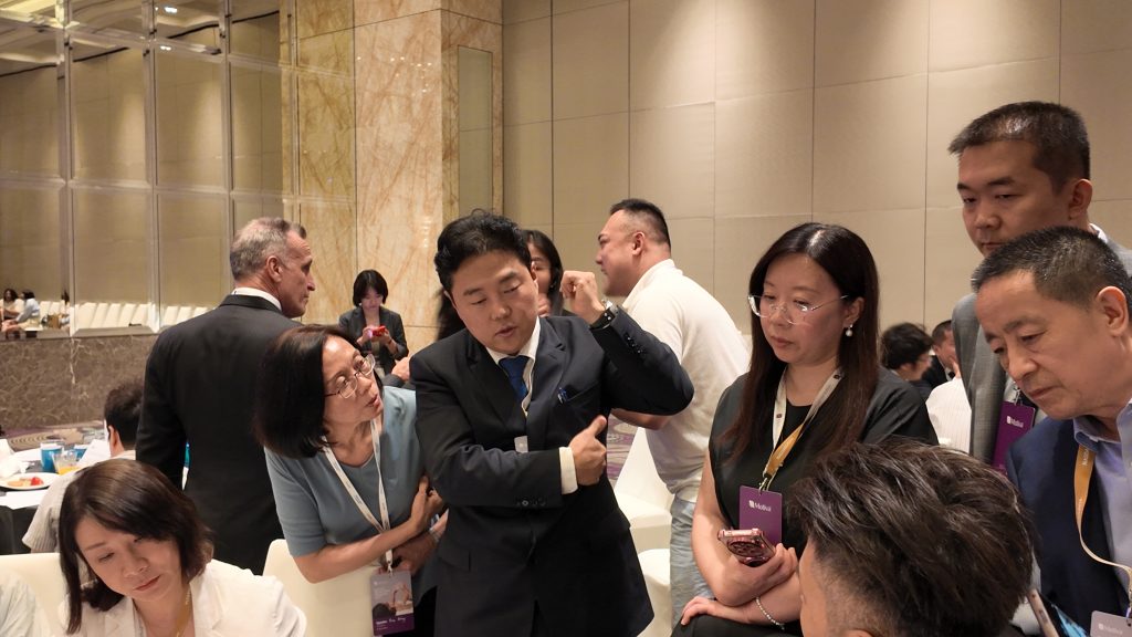 Dr. Sangmun Choi explaining about preservé and MIA breast augmentation surgery in Singapore during the APAC Motiva Summit